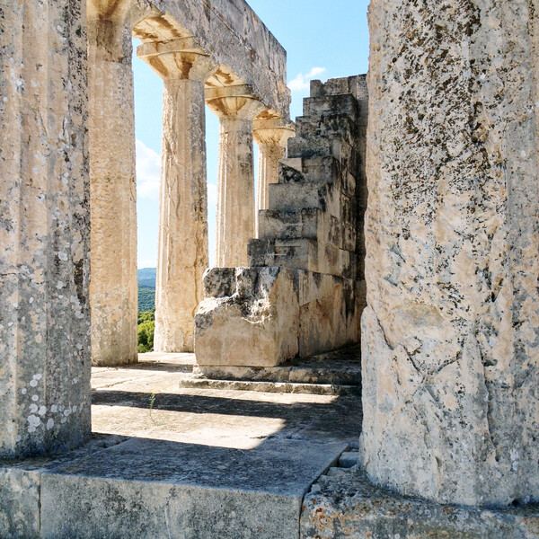 Ο ναός της Αφαίας στο φως μιας καλοκαιρινής μέρας