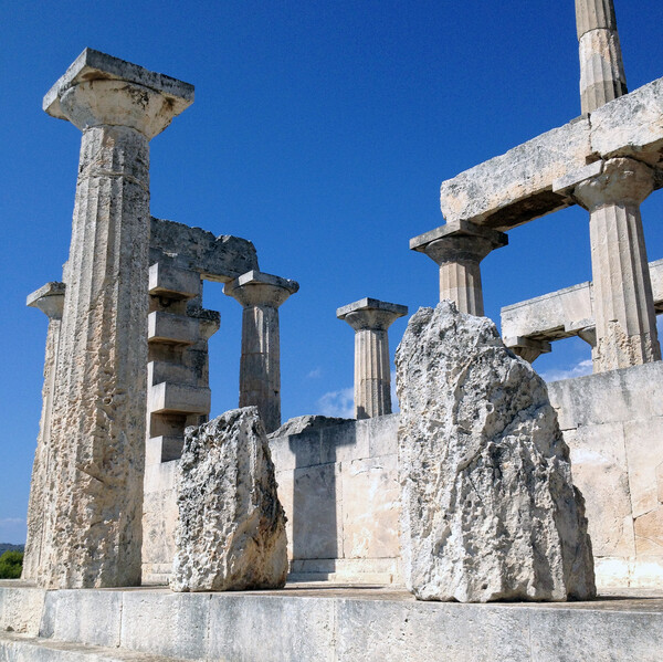 Ο ναός της Αφαίας στο φως μιας καλοκαιρινής μέρας