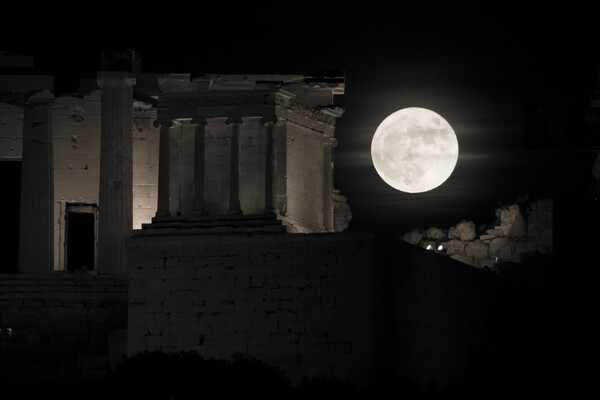 Supermoon: Η μεγαλύτερη Πανσέληνος των τελευταίων 70 ετών φωτίζει τον πλανήτη