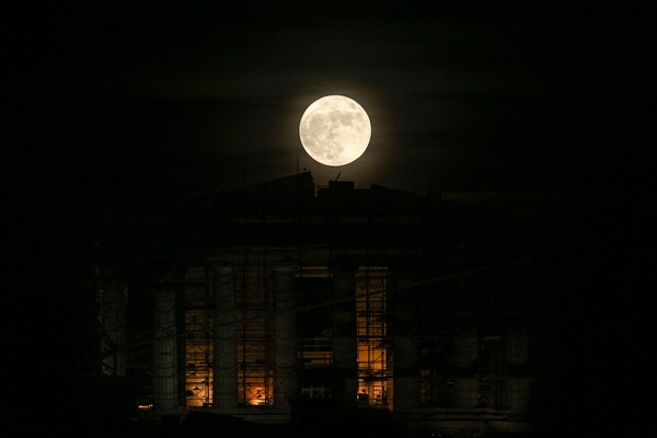 Supermoon: Η μεγαλύτερη Πανσέληνος των τελευταίων 70 ετών φωτίζει τον πλανήτη