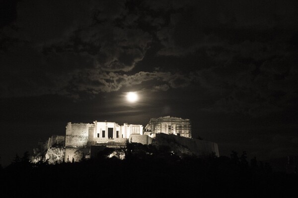 Supermoon: Η μεγαλύτερη Πανσέληνος των τελευταίων 70 ετών φωτίζει τον πλανήτη