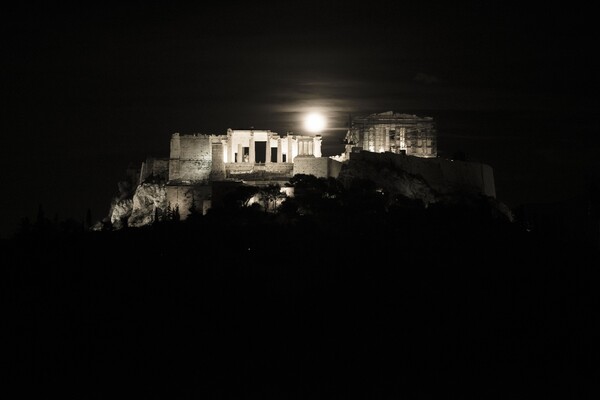 Supermoon: Η μεγαλύτερη Πανσέληνος των τελευταίων 70 ετών φωτίζει τον πλανήτη