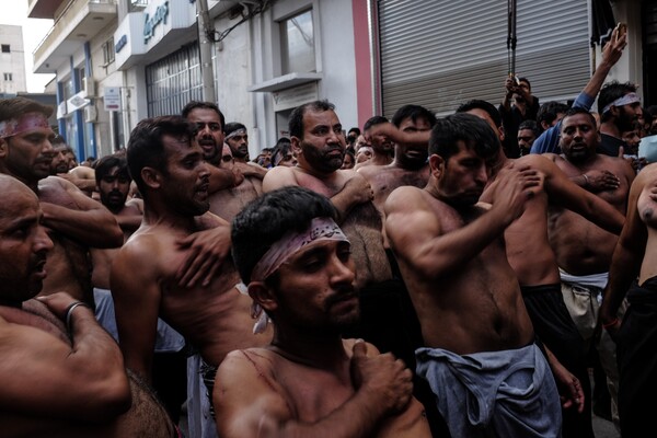 Η τελετή της Ασούρα στον Πειραιά - Το αιματηρό αυτομαστίγωμα των σιιτών μουσουλμάνων