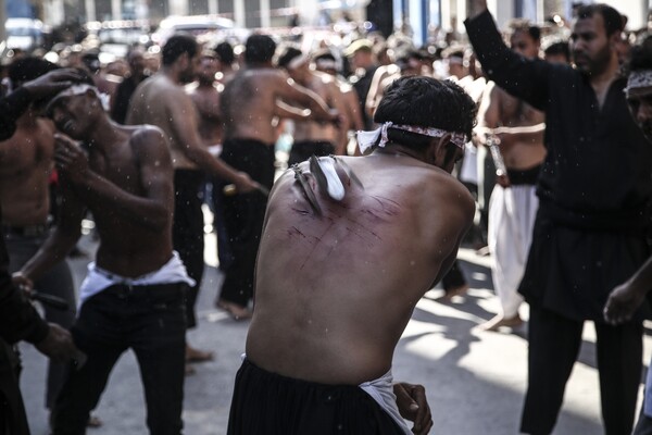 Η τελετή της Ασούρα στον Πειραιά - Το αιματηρό αυτομαστίγωμα των σιιτών μουσουλμάνων
