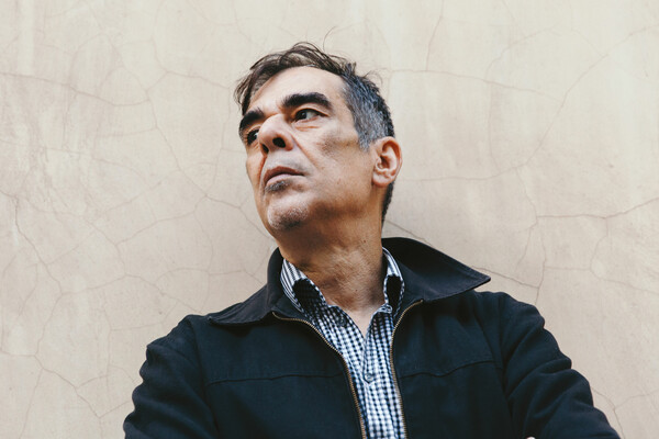 Αλέξης Καλοφωλιάς: «Οι ρίζες του rock ‘n’ roll είναι η δίψα για ζωή»