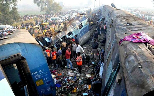 Iνδία: Τουλάχιστον 133 είναι οι νεκροί από το σιδηροδρομικό δυστύχημα