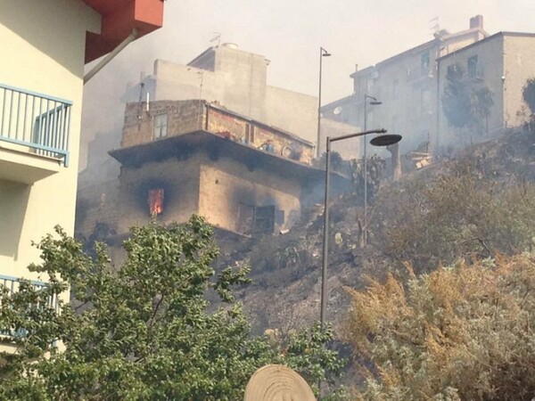 Δεκάδες πυρκαγιές ξέσπασαν στη Σικελία (φωτό)