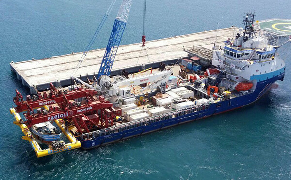 To ιταλικό Ναυτικό ανέκτησε από το βυθό το πλοίο με τις σορούς 300 μεταναστών από το μεγάλο ναυάγιο του 2015