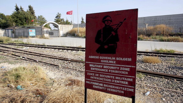 Η αστυνομία της Τουρκίας εκκενώνει την πόλη Καρκαμίς, κοντά στα σύνορα με τη Συρία