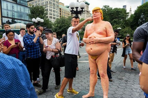 Εντελώς ξαφνικά, γυμνά αγάλματα του Τραμπ εμφανίστηκαν ταυτόχρονα σε πέντε μεγάλες πόλεις των ΗΠΑ