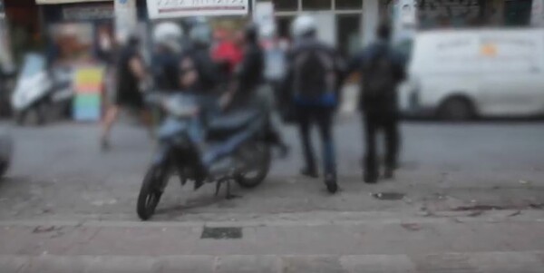 Ομάδες αντιεξουσιαστών καταδίωξαν διακινητές ναρκωτικών στην πλατεία Εξαρχείων (βίντεο)