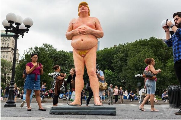 Εντελώς ξαφνικά, γυμνά αγάλματα του Τραμπ εμφανίστηκαν ταυτόχρονα σε πέντε μεγάλες πόλεις των ΗΠΑ