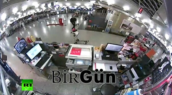 Νέο σοκαριστικό βίντεο από το Ατατούρκ: Ο καμικάζι αυτοκτονίας αναζητά τα επόμενα θύματά του μέσα στο αερόδρομιο