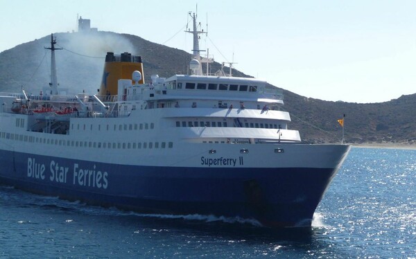 Πρόσκρουση του επιβατηγού «Super Ferry II» στο λιμάνι της Άνδρου