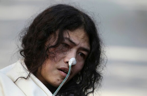 Η ακτιβίστρια Ιρόμ Σαρμίλα σταμάτησε τη μεγαλύτερη σε διάρκεια απεργία πείνας στον κόσμο