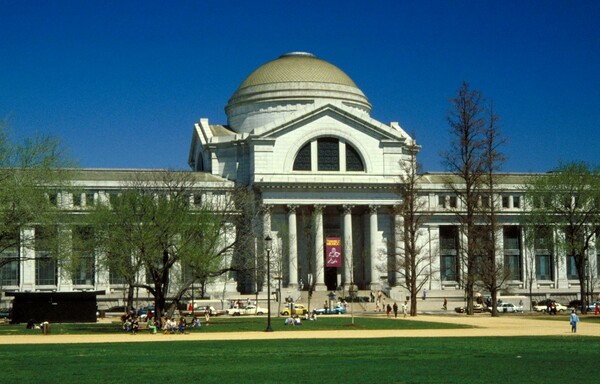 ΗΠΑ: To Μουσείο Σμιθσόνιαν αναζητά ιστορικό για να πίνει μπίρες και να ταξιδεύει τσάμπα σε όλη τη χώρα