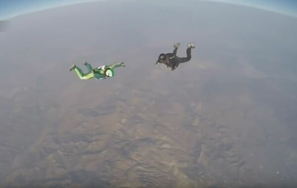Αλεξιπτωτιστής πηδάει από τα 25.000 πόδια χωρίς αλεξίπτωτο και γράφει ιστορία (video)