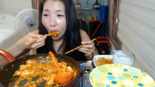 Στη Νότια Κορέα οι vloggers φαγητού έχουν από καιρό χάσει τον έλεγχο