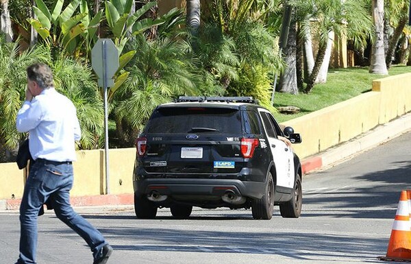 O Μπραντ Πιτ είναι οργισμένος με την Τζολί - Αστυνομικές περιπολίες και παπαράτσι έξω από το σπίτι τους στο Χόλιγουντ