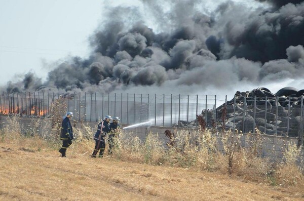Σε εξέλιξη πυρκαγιά σε εργοστάσιο ελαστικών στη Λάρισα