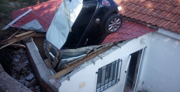 Λάρισα: Αυτοκίνητο προσγειώθηκε σε στέγη, η ΕΜΑΚ απεγκλώβισε τον ιδιοκτήτη του σπιτιού (φωτό)