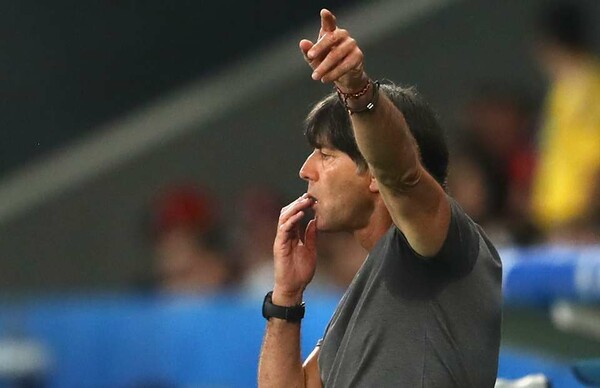 Ο παίκτης της Γερμανίας Ποντόλσκι δικαιολογεί τον προπονητή του για τις κινήσεις που προκάλεσαν σάλο