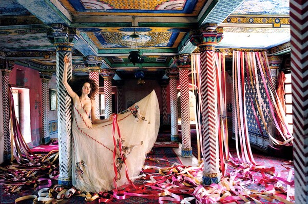 Στον περίεργο, μαγικό κόσμο του Tim Walker