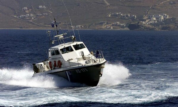 Θαλαμηγός χτύπησε στα βράχια και βυθίστηκε στα Λεγρενά