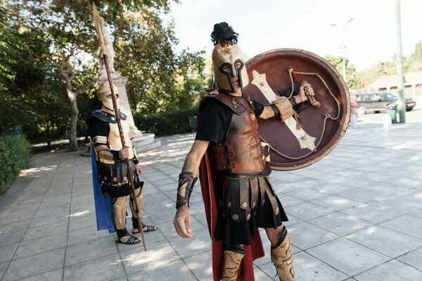 Ντύσου αρχαίος Έλληνας με μπουριά σόμπας και πόμολα