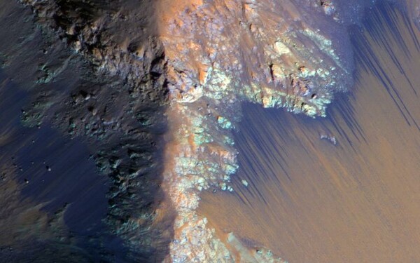 Δεν διαμορφώθηκαν από νερό τα ρέματα του Άρη, λέει τώρα η NASA
