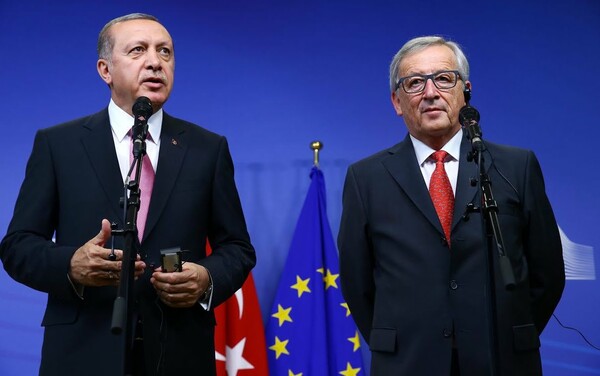 Προειδοποίηση Γιούνκερ: Σε κίνδυνο η συμφωνία με την Τουρκία