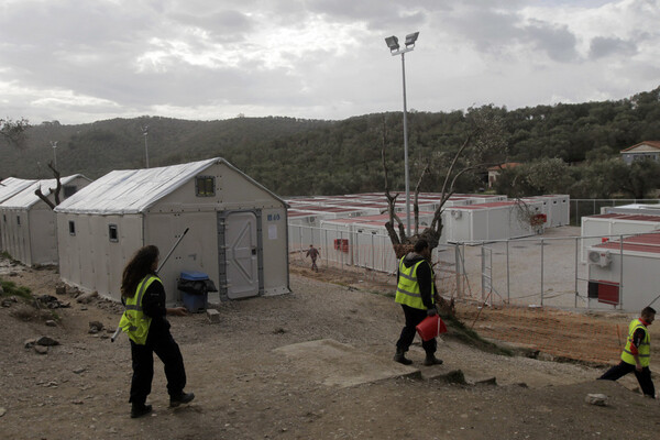 Λέσβος: Μετανάστες έβαλαν φωτιά σε λυόμενο στον καταυλισμό της Μόριας