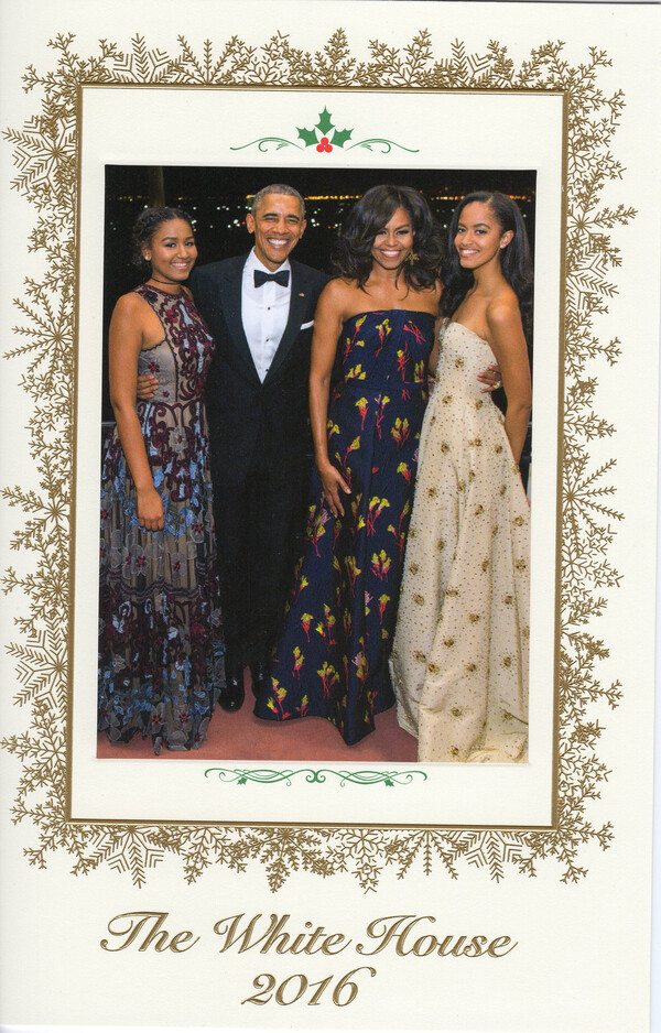 Η ιστορία πίσω από τη φωτογραφία της οικογένειας Ομπάμα για την τελευταία τους χριστουγεννιάτικη κάρτα