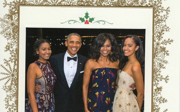 Η ιστορία πίσω από τη φωτογραφία της οικογένειας Ομπάμα για την τελευταία τους χριστουγεννιάτικη κάρτα