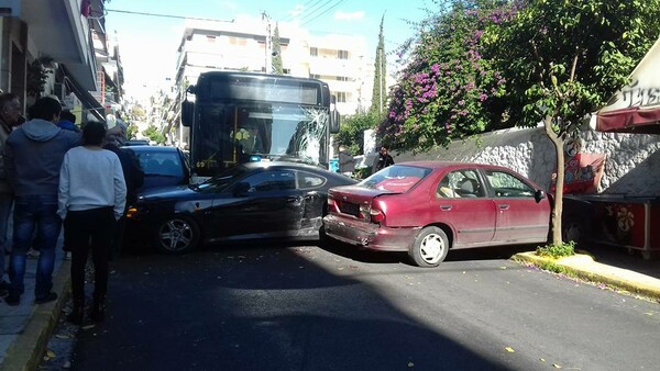 Καραμπόλα με ακυβέρνητο λεωφορείο στον Πειραιά- Ένας άντρας ακρωτηριάστηκε