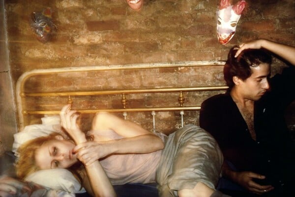 Τα θρυλικά πορτραίτα της Nan Goldin, από μια εποχή ποιητική και έκδοτη, εκτίθενται στο MoMA