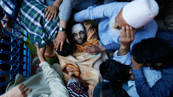 Νέα εστία έντασης το Κασμίρ: 23 νεκροί διαδηλωτές, φωτιές και συγκρούσεις
