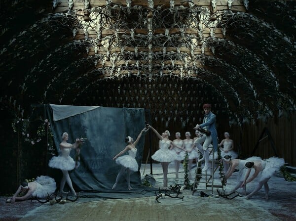 Στον περίεργο, μαγικό κόσμο του Tim Walker