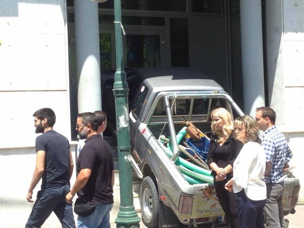 Γιαννιτσά: Οργισμένος 49χρονος έπεσε με το αγροτικό του πάνω σε τράπεζα