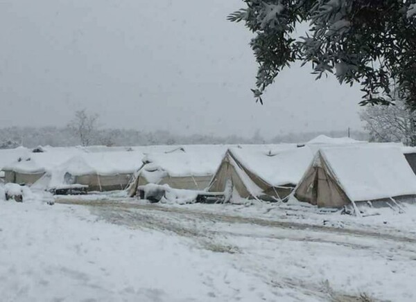 Καλύφθηκαν από χιόνι οι σκηνές των προσφύγων στην Πέτρα Ολύμπου