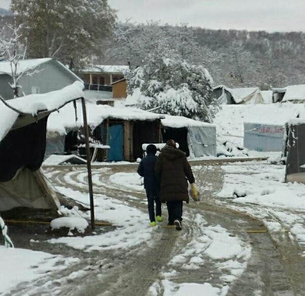 Καλύφθηκαν από χιόνι οι σκηνές των προσφύγων στην Πέτρα Ολύμπου