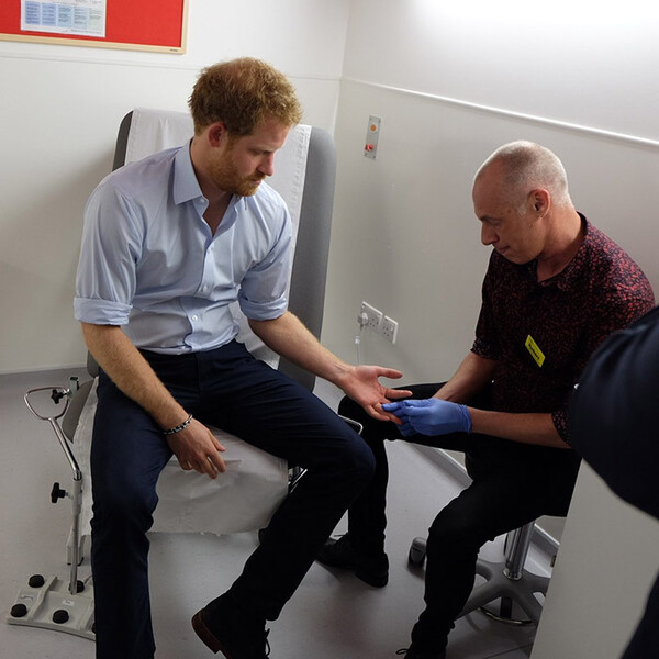 Ο πρίγκιπας Χάρι έκανε τεστ HIV σε ζωντανή μετάδοση στο Facebook