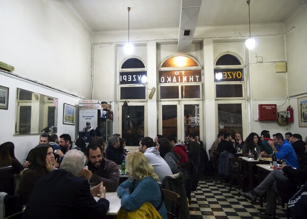 Το τελευταίο βράδυ στο «Τηνιακό»- το θρυλικό καφενείο στην Αλεξάνδρας που έκλεισε μετά από 80 χρόνια