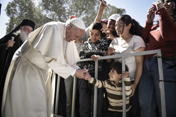 Ο Πάπας πήρε στο Βατικανό κι άλλους πρόσφυγες από τη Λέσβο