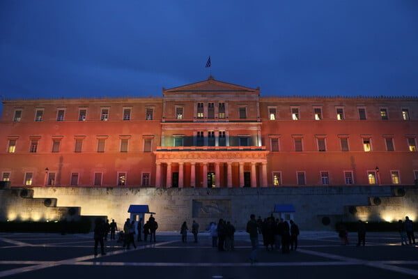 Η Βουλή έγινε πορτοκαλί και στέλνει μήνυμα κατά της βίας στις γυναίκες