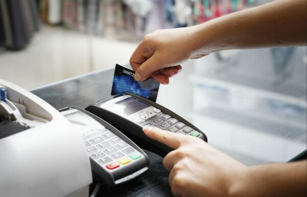 Νέο σχέδιο του ΥΠΟΙΚ για τις ηλεκτρονικές συναλλαγές- Τι αλλάζει στις πληρωμές με «πλαστικό χρήμα»