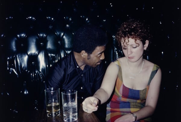 Τα θρυλικά πορτραίτα της Nan Goldin, από μια εποχή ποιητική και έκδοτη, εκτίθενται στο MoMA