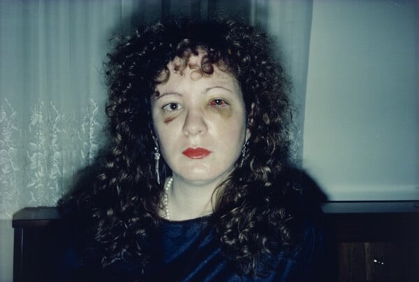 Τα θρυλικά πορτραίτα της Nan Goldin, από μια εποχή ποιητική και έκδοτη, εκτίθενται στο MoMA