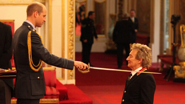 O Rod Stewart μόλις χρίστηκε ιππότης από τον Ουίλιαμ και το χαίρεται
