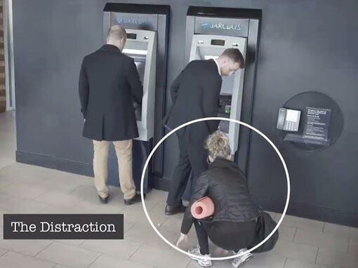 Η γρήγορη απάτη στα ΑΤΜ - Η τράπεζα Barclays δημοσιοποίησε βίντεο που δείχνει πώς γίνεται η κλοπή